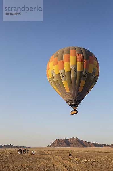 Heißluftballon beim Abheben am frühen Morgen  Namib-Wüste  Kulala Wilderness Reserve  Namibia  Afrika