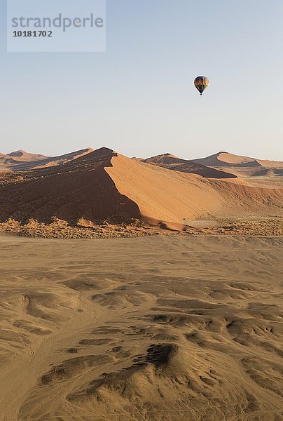 Heißluftballon über den Sanddünen der Namib-Wüste  Luftbild aus einem zweiten Ballon  Namib-Naukluft-Nationalpark  Namibia  Afrika