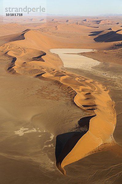 Luftbild  Sanddünen und trockene Ton-Pfannen in der Namib-Wüste  im Abendlicht  Namib-Naukluft-Nationalpark  Namibia  Afrika