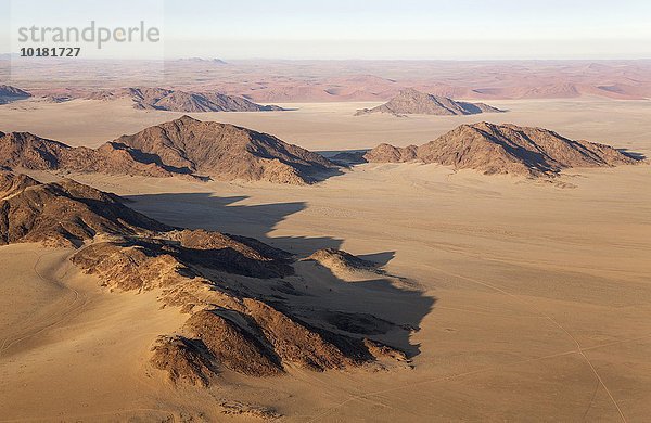 Luftbild  Trockengebiete und isolierte Bergrücken am Rande der Namib-Wüste  Namib-Naukluft-Nationalpark  Namibia  Afrika