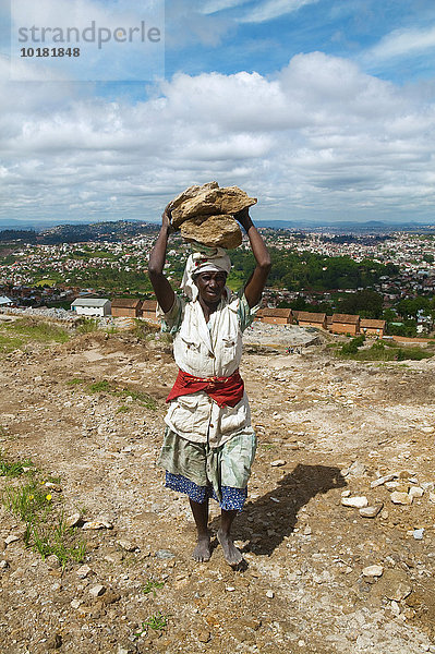 Arbeiter in einem Steinbruch  Manantenasoa  Antananarivo  Madagaskar  Afrika