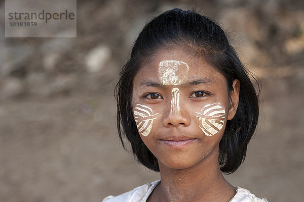 Einheimisches Mädchen mit Thanaka Paste im Gesicht  Portrait  Inwa  Division Mandalay  Myanmar  Asien