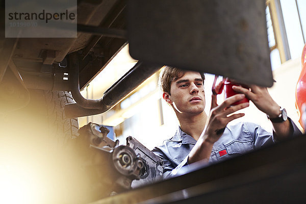 Mechaniker in der Kfz-Werkstatt