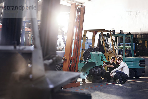 Mechaniker-Befestigungsgabelstapler in der Kfz-Werkstatt