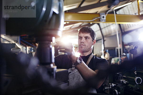 Fokussierter Mechaniker in der Kfz-Werkstatt