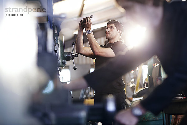 Mechaniker-Prüfteil in der Kfz-Werkstatt