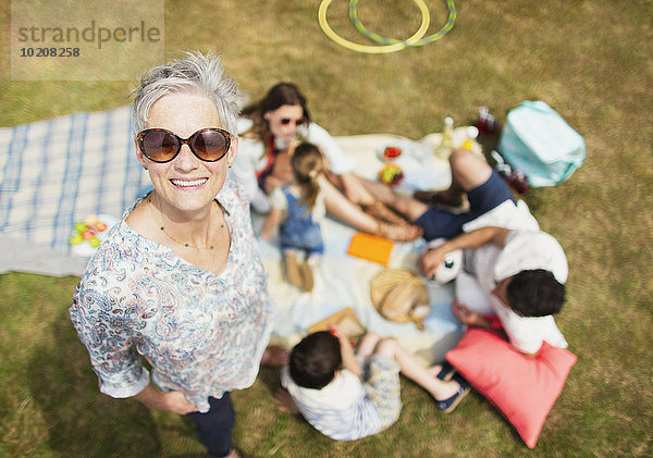 Portrait lächelnde Seniorin mit Familie beim Picknick