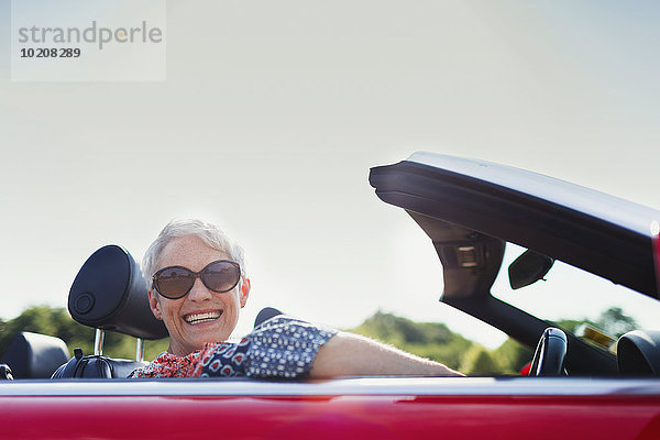 Portrait Seniorin beim Cabriofahren