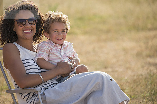 Portrait lächelnde Mutter und Sohn im sonnigen Feld