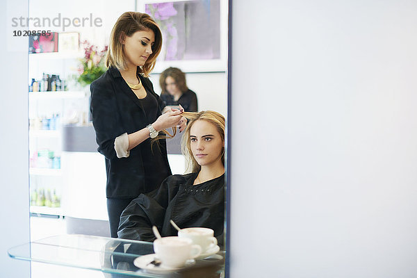 Friseur Curling Kundenhaar im Salon