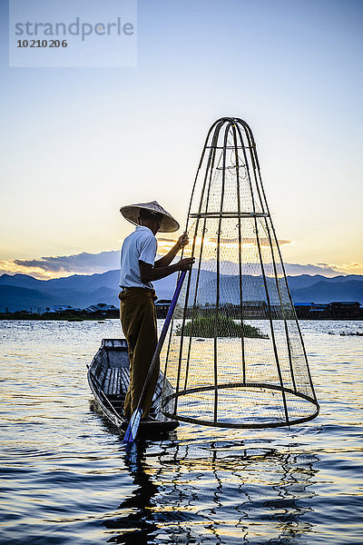 benutzen Fluss Netz Kanu angeln Fischer