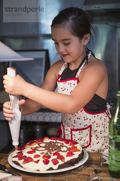 Europäer Küche Kuchen schmücken Mädchen