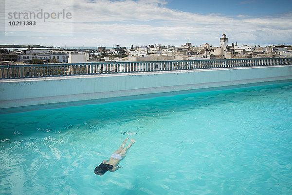 Dach Städtisches Motiv Städtische Motive Straßenszene Europäer Frau schwimmen