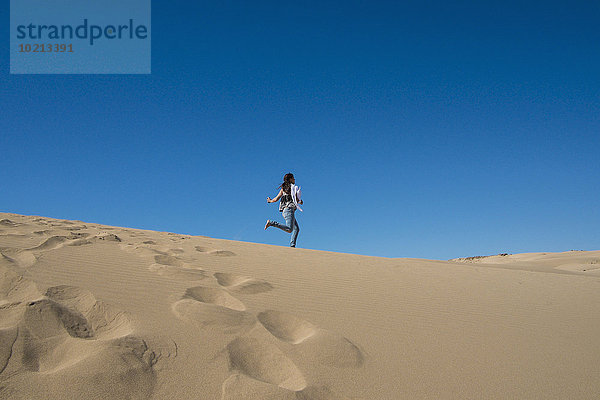 Europäer Frau rennen Sand Düne