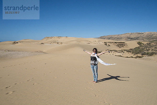 Europäer Frau jubeln Sand Düne