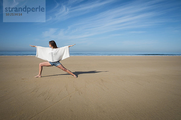 Europäer Frau Strand üben Yoga