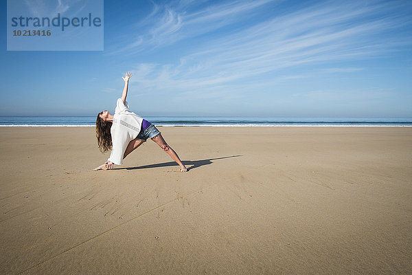 Europäer Frau Strand üben Yoga