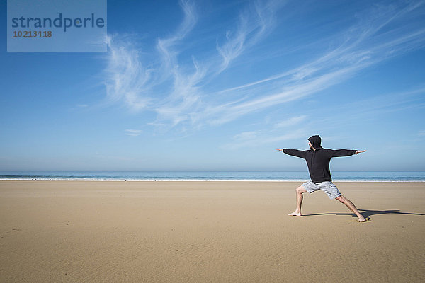 Europäer Mann Strand üben Yoga