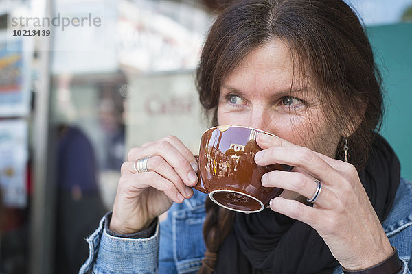 Außenaufnahme Europäer Frau Tasse trinken Kaffee freie Natur