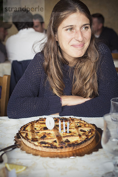 Europäer Frau Restaurant Geburtstag Kuchen