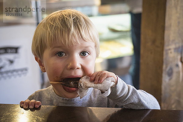 Eis am Stiel Stieleis Europäer Junge - Person Küche unordentlich essen essend isst