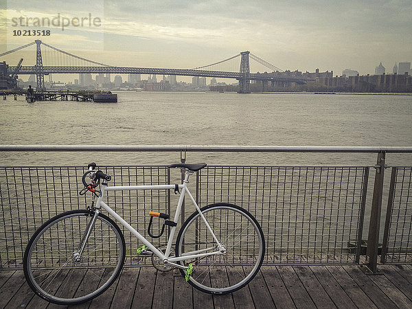 Städtisches Motiv Städtische Motive Straßenszene Vereinigte Staaten von Amerika USA Ufer Brücke Ignoranz geschlossen New York City Geländer Fahrrad Rad