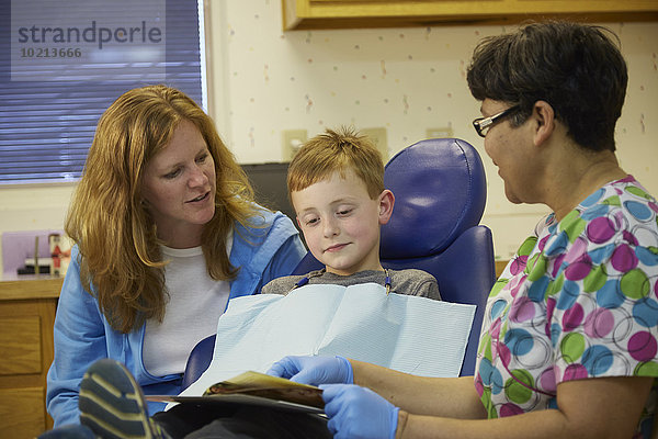 Patientin sprechen Zahnarzt Kinderarzt Mutter - Mensch