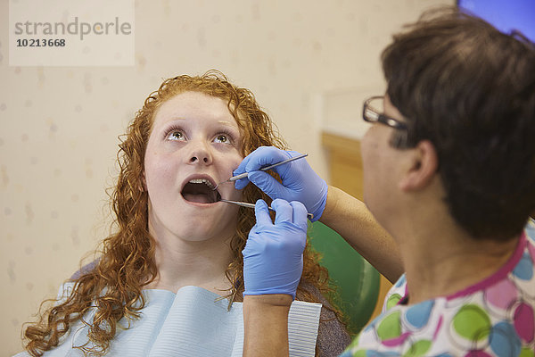 Patientin Jugendlicher Zahnarzt Kinderarzt Untersuchung