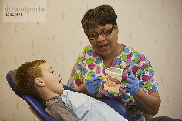 Patientin zeigen Modell Büro Zahnarzt Kinderarzt