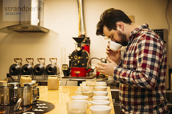 Europäer Verkostung Laden barista Kaffee