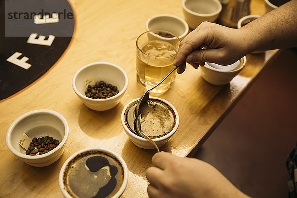 Europäer Verkostung Laden barista Kaffee