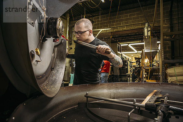 Europäer Lagerhalle Lager arbeiten Kaffee