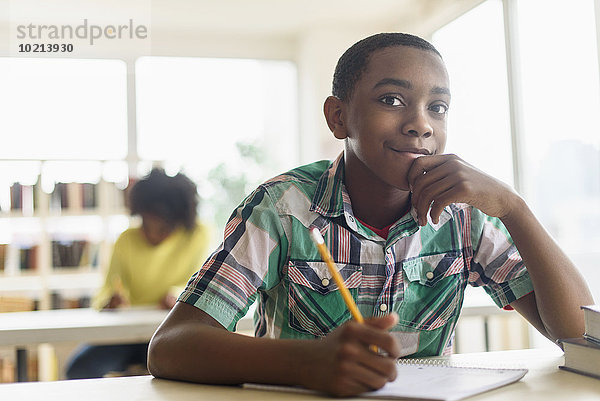 schwarz denken Klassenzimmer Student