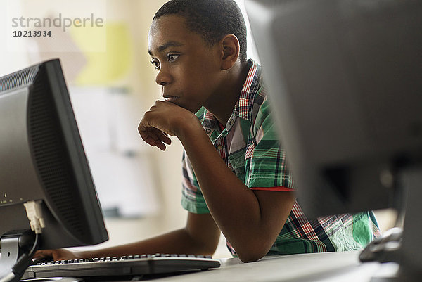 benutzen Computer schwarz Klassenzimmer Student