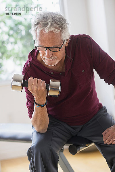 Fitness-Studio Europäer Mann heben Hantel alt