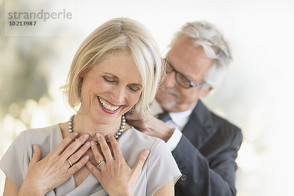 Europäer Mann geben Ehefrau lächeln Halskette Kette alt Collier