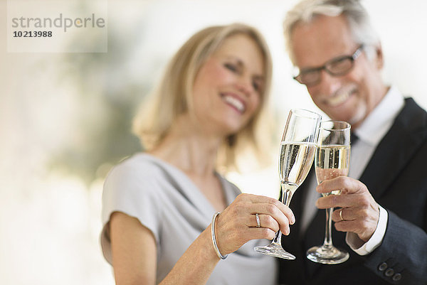 Europäer lächeln zuprosten anstoßen alt Champagner