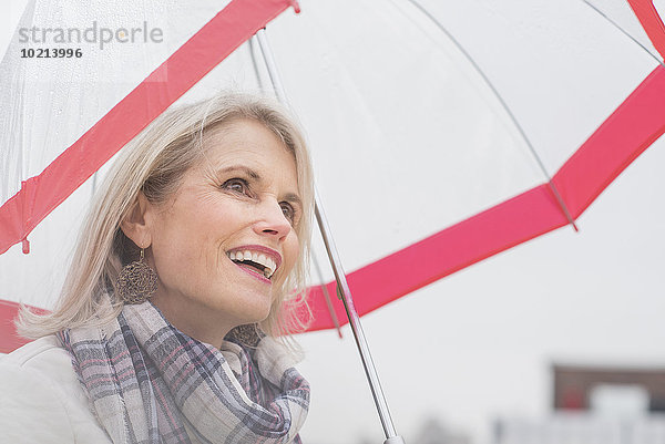 stehend Europäer Frau Regenschirm Schirm unterhalb alt