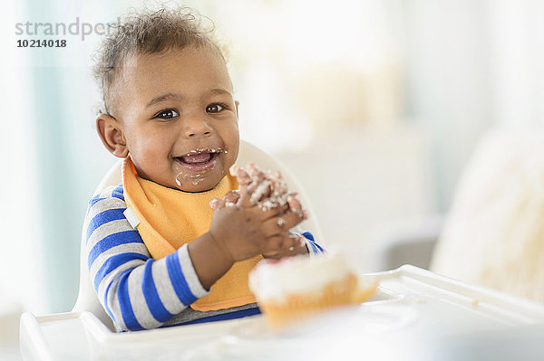 hoch oben Stuhl Junge - Person mischen essen essend isst Baby Mixed