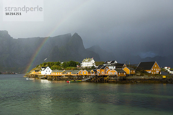 über Gebäude Norwegen Regenbogen