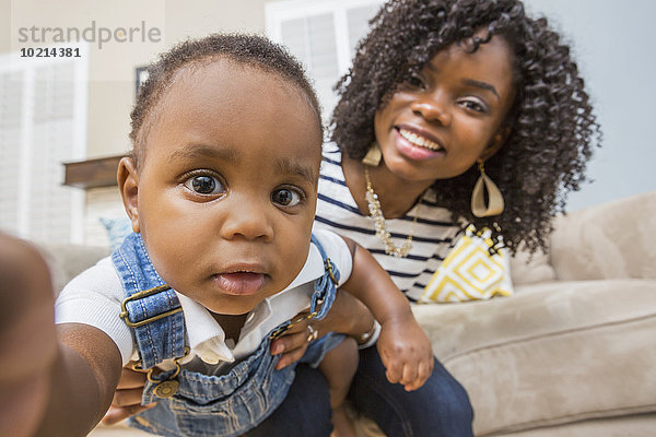 Couch Sohn halten schwarz Close-up Mutter - Mensch Baby