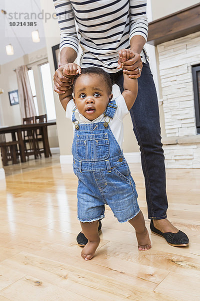 Boden Fußboden Fußböden gehen Sohn Hilfe Zimmer schwarz Wohnzimmer Mutter - Mensch Baby