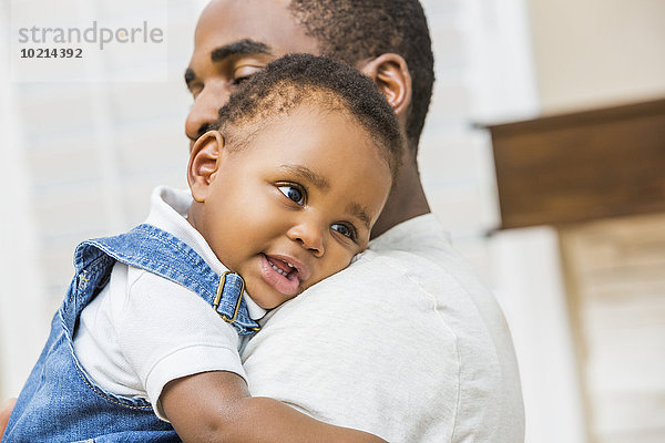 Menschlicher Vater Sohn halten schwarz Close-up Baby