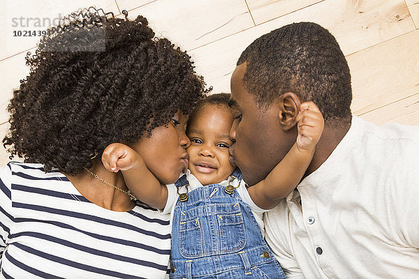 Menschlicher Vater Sohn küssen schwarz Mutter - Mensch Baby
