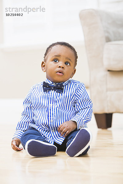 sitzend Boden Fußboden Fußböden Junge - Person Zimmer schwarz Wohnzimmer Baby