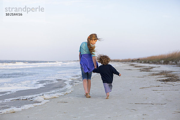 Europäer gehen Strand Bruder Schwester