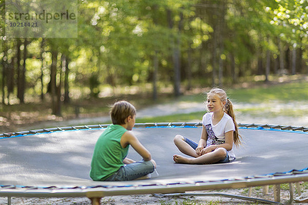 sitzend Europäer Trampolin