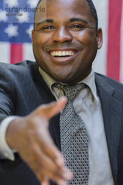 Hände schütteln Handschlag Angebot lächeln schwarz Politiker