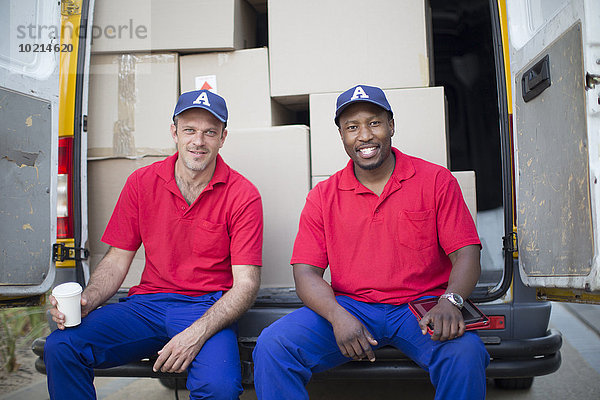 sitzend Kleintransporter Mann bringen Verpackung Lieferwagen