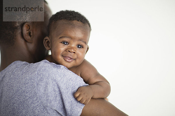 tragen Menschlicher Vater schwarz Close-up Baby